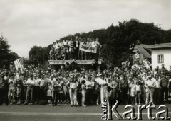 11.07.1989, Gdańsk, Polska.
Wizyta prezydenta Stanów Zjednoczonych Ameryki George`a Busha w Polsce w dniach 9-11 lipca 1989 roku. Tłum na trasie przejazdu kolumny prezydenckiej.
Fot. Jan Juchniewicz, zbiory Ośrodka KARTA