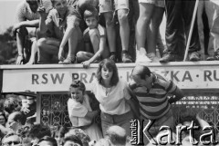 11.07.1989, Gdańsk, Polska.
Wizyta prezydenta Stanów Zjednoczonych Ameryki George`a Busha w Polsce w dniach 9-11 lipca 1989 roku. Mieszkańcy Gdańska na kiosku RSW Prasa-Książka-Ruch na trasie przejazdu kolumny prezydenckiej.
Fot. Jan Juchniewicz, zbiory Ośrodka KARTA