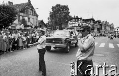 11.07.1989, Gdańsk, Polska.
Wizyta prezydenta Stanów Zjednoczonych Ameryki George`a Busha w Polsce w dniach 9-11 lipca 1989 roku. Trasa przejazdu kolumny prezydenckiej, na pierwszym planie milicjanci pilnujący porządku.
Fot. Jan Juchniewicz, zbiory Ośrodka KARTA