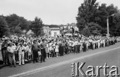 11.07.1989, Gdańsk, Polska.
Wizyta prezydenta Stanów Zjednoczonych Ameryki George`a Busha w Polsce w dniach 9-11 lipca 1989 roku. Tłum na trasie przejazdu George`a Busha.
Fot. Jan Juchniewicz, zbiory Ośrodka KARTA