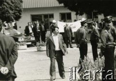 11.07.1989, Gdańsk, Polska.
Wizyta prezydenta Stanów Zjednoczonych Ameryki George`a Busha w Polsce w dniach 9-11 lipca 1989 roku. Spotkanie George`a Busha z polską społecznością na placu przed Stocznią Gdańską. Na zdjęciu Bogdan Borusewicz.
Fot. Jan Juchniewicz, zbiory Ośrodka KARTA