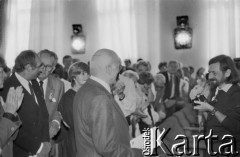 1.09.1989, Gdańsk, Polska.
Pierwszy po wojnie przyjazd Jana Nowaka-Jeziorańskiego do Polski. Spotkanie z Nowakiem-Jeziorańskim (stoi bokiem) w Pałacu Opatów w Oliwie.
Fot. Jan Juchniewicz, zbiory Ośrodka KARTA