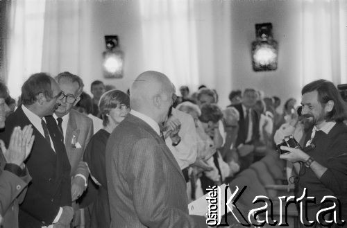 1.09.1989, Gdańsk, Polska.
Pierwszy po wojnie przyjazd Jana Nowaka-Jeziorańskiego do Polski. Spotkanie z Nowakiem-Jeziorańskim (stoi bokiem) w Pałacu Opatów w Oliwie.
Fot. Jan Juchniewicz, zbiory Ośrodka KARTA