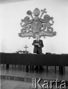 1.09.1989, Gdańsk, Polska.
Pierwszy po wojnie przyjazd Jana Nowaka-Jeziorańskiego do Polski. Jan Nowak-Jeziorański podczas spotkania w Pałacu Opatów w Oliwie. W tle herb miasta Gdańska wraz z dewizą: 