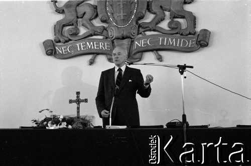 1.09.1989, Gdańsk, Polska.
Pierwszy po wojnie przyjazd Jana Nowaka-Jeziorańskiego do Polski. Jan Nowak-Jeziorański podczas spotkania w Pałacu Opatów w Oliwie. W tle herb miasta Gdańska wraz z dewizą: 