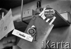 1989, Gdańsk, Polska.
Półka, do której przypięte są notatki, pamiątki, m.in. brelok, znaczki pamiątkowe z: I Krajowego Zjazdu Delegatów NSZZ 