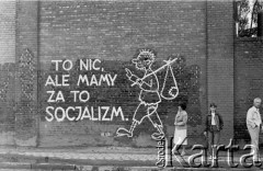 4.07.1981, Gdańsk, Polska. na murach stoczni
Rysunek ma murze autorstwa Zygmunta Błażka, przedstawiający mężczyznę w łachmanach i napis: 