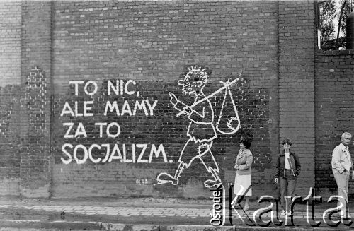4.07.1981, Gdańsk, Polska. na murach stoczni
Rysunek ma murze autorstwa Zygmunta Błażka, przedstawiający mężczyznę w łachmanach i napis: 