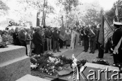 1.09.1989, Gdańsk, Polska.
Cmentarz Obrońców Westerplatte. Uroczyste obchody 50. rocznicy wybuchu II wojny światowej i obrony Westerplatte. Hołd poległym składają m.in. przedstawiciele NSZZ 