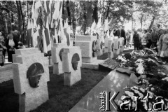 1.09.1989, Gdańsk, Polska.
Cmentarz Obrońców Westerplatte - 15 krzyży z nieśmiertelnikami - miejsce spoczynku poległych żołnierzy. Uroczyste obchody 50. rocznicy wybuchu II wojny światowej i obrony Westerplatte.
Fot. Jan Juchniewicz, zbiory Ośrodka KARTA