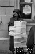 1989, Gdańsk, Polska. Warszawa
Bezdomna Wanda Drozdowska przedstawiająca swoją sprawę (bezprawne więzienie, pozbawienie praw obywatelskich i mieszkania).
Fot. Jan Juchniewicz, zbiory Ośrodka KARTA