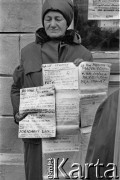 1989, Gdańsk, Polska.
Bezdomna Wanda Drozdowska przedstawiająca swoją sprawę (bezprawne więzienie, pozbawienie praw obywatelskich i mieszkania).
Fot. Jan Juchniewicz, zbiory Ośrodka KARTA