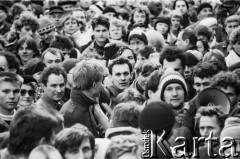 4.02.1990, Gdańsk, Polska.
Dziedziniec przed budynkiem parafialnym kościoła św. Brygidy. Spotkanie i utarczki słowne Lecha Wałęsy z aktywistami Federacji Młodzieży Walczącej, sprzeciwiającymi się porozumieniom Okrągłego Stołu. Zgromadzony tłum.
Fot. Jan Juchniewicz, zbiory Ośrodka KARTA