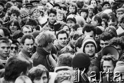 4.02.1990, Gdańsk, Polska.
Dziedziniec przed budynkiem parafialnym kościoła św. Brygidy. Spotkanie i utarczki słowne Lecha Wałęsy z aktywistami Federacji Młodzieży Walczącej, sprzeciwiającymi się porozumieniom Okrągłego Stołu. Zgromadzony tłum.
Fot. Jan Juchniewicz, zbiory Ośrodka KARTA