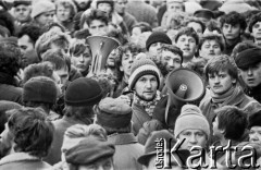 4.02.1990, Gdańsk, Polska.
Dziedziniec przed budynkiem parafialnym kościoła św. Brygidy. Spotkanie i utarczki słowne Lecha Wałęsy z aktywistami Federacji Młodzieży Walczącej, sprzeciwiającymi się porozumieniom Okrągłego Stołu.
Fot. Jan Juchniewicz, zbiory Ośrodka KARTA