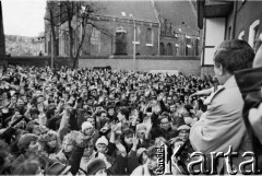 4.02.1990, Gdańsk, Polska.
Dziedziniec przed budynkiem parafialnym kościoła św. Brygidy. Spotkanie i utarczki słowne Lecha Wałęsy z aktywistami Federacji Młodzieży Walczącej, sprzeciwiającymi się porozumieniom Okrągłego Stołu.
Fot. Jan Juchniewicz, zbiory Ośrodka KARTA
