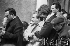 4.02.1990, Gdańsk, Polska. 
Dziedziniec przed budynkiem parafialnym kościoła św. Brygidy. Spotkanie i utarczki słowne Lecha Wałęsy z aktywistami Federacji Młodzieży Walczącej, sprzeciwiającymi się porozumieniom Okrągłego Stołu. W środku stoi Lech Wałęsa, przed nim ksiądz Henryk Jankowski, z prawej Andrzej Dziewanowski.
Fot. Jan Juchniewicz, zbiory Ośrodka KARTA