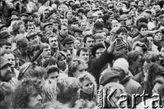 4.02.1990, Gdańsk, Polska.
Dziedziniec przed budynkiem parafialnym kościoła św. Brygidy w Gdańsku. Spotkanie i utarczki słowne Lecha Wałęsy z działaczami Federacji Młodzieży Walczącej, sprzeciwiającymi się porozumieniom Okrągłego Stołu. Zgromadzony tłum.
Fot. Jan Juchniewicz, zbiory Ośrodka KARTA