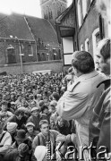 4.02.1990, Gdańsk, Polska.
Dziedziniec przed budynkiem parafialnym kościoła św. Brygidy w Gdańsku. Spotkanie i utarczki słowne Lecha Wałęsy z działaczami Federacji Młodzieży Walczącej, sprzeciwiającymi się porozumieniom Okrągłego Stołu.
Fot. Jan Juchniewicz, zbiory Ośrodka KARTA