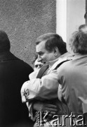 4.02.1990, Gdańsk, Polska.
Dziedziniec przed budynkiem parafialnym kościoła św. Brygidy w Gdańsku. Spotkanie i utarczki słowne Lecha Wałęsy z działaczami Federacji Młodzieży Walczącej, sprzeciwiającymi się porozumieniom Okrągłego Stołu.
Fot. Jan Juchniewicz, zbiory Ośrodka KARTA