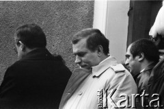 4.02.1990, Gdańsk, Polska.
Dziedziniec przed budynkiem parafialnym kościoła św. Brygidy w Gdańsku. Spotkanie i utarczki słowne Lecha Wałęsy z działaczami Federacji Młodzieży Walczącej, sprzeciwiającymi się porozumieniom Okrągłego Stołu. Przed Lechem Wałęsą stoi ksiądz Henryk Jankowski (tyłem).
Fot. Jan Juchniewicz, zbiory Ośrodka KARTA