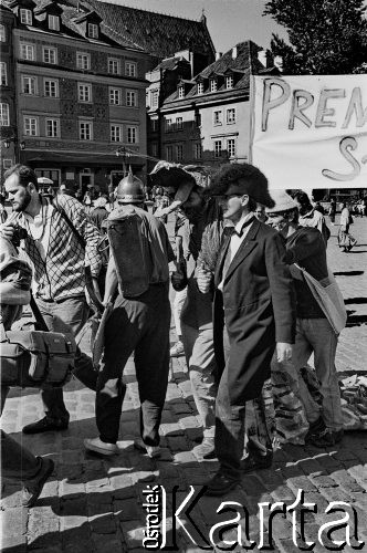 2.05.1990, Warszawa, Polska.
Happening Pomarańczowej Alternatywy: 