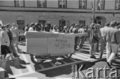 2.05.1990, Warszawa, Polska.
Happening Pomarańczowej Alternatywy: 