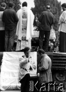 Sierpień 1980, Gdańsk, Polska.
Strajk w Stoczni Gdańskiej im. Lenina. Msza święta na terenie stoczni. Na pierwszym planie ksiądz spowiada robotnika.
Fot. Witold Górka, zbiory Ośrodka KARTA.