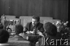 Sierpień 1980, Gdańsk, Polska.
Strajk w Stoczni Gdańskiej im. Lenina. Sala konferencyjna, Lech Wałęsa podczas posiłku.
Fot. Witold Górka, zbiory Ośrodka KARTA