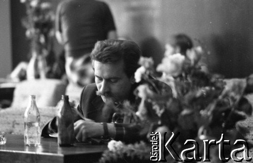 Sierpień 1980, Gdańsk, Polska.
Strajk w Stoczni Gdańskiej im. Lenina. Lech Wałęsa podczas posiłku.
Fot. Witold Górka, zbiory Ośrodka KARTA