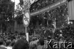 Sierpień 1980, Gdańsk, Polska.
Strajk w Stoczni Gdańskiej im. Lenina. Lech Wałęsa przemawia do osób zgromadzonych pod bramą nr 2.
Fot. Witold Górka, zbiory Ośrodka KARTA