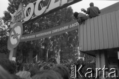 Sierpień 1980, Gdańsk, Polska.
Strajk w Stoczni Gdańskiej im. Lenina. Lech Wałęsa przemawia do osób zgromadzonych pod bramą nr 2.
Fot. Witold Górka, zbiory Ośrodka KARTA