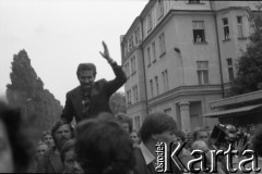 31.08.1980, Gdańsk, Polska.
Strajk w Stoczni Gdańskiej im. Lenina. Lech Wałęsa niesiony przez robotników po podpisaniu porozumienia z komisją rządową.
Fot. Witold Górka, zbiory Ośrodka KARTA
