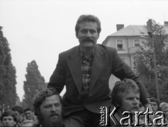 31.08.1980, Gdańsk, Polska.
Strajk w Stoczni Gdańskiej im. Lenina. Lech Wałęsa niesiony przez robotników po podpisaniu porozumienia z komisją rządową.
Fot. Witold Górka, zbiory Ośrodka KARTA