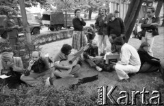 Sierpień 1980, Gdańsk, Polska.
Strajk w Stoczni Gdańskiej im. Lenina. Grupa osób na trawniku, wśród nich m.in. mężczyzna z gitarą.
Fot. Witold Górka, zbiory Ośrodka KARTA