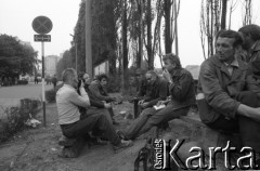 Sierpień 1980, Gdańsk, Polska.
Strajk w Stoczni Gdańskiej im. Lenina. Fotoreporter w rozmowie ze strajkującymi.
Fot. Witold Górka, zbiory Ośrodka KARTA
