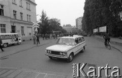 Sierpień 1980, Gdańsk, Polska.
Strajk w Stoczni Gdańskiej im. Lenina. Karetki pogotowia - ambulans i karetka reanimacyjna na terenie stoczni.
Fot. Witold Górka, zbiory Ośrodka KARTA