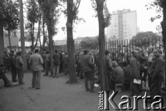 Sierpień 1980, Gdańsk, Polska.
Strajk w Stoczni Gdańskiej im. Lenina. Strajkujący przy ogrodzeniu stoczni, za którym zgromadziły się m.in. ich rodziny.
Fot. Witold Górka, zbiory Ośrodka KARTA