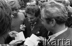 31.08.1980, Gdańsk, Polska.
Strajk w Stoczni Gdańskiej im. Lenina. Lech Wałęsa składa autografy po podpisaniu porozumienia z komisją rządową.
Fot. Witold Górka, zbiory Ośrodka KARTA