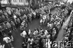 Sierpień 1980, Gdańsk, Polska.
Strajk w Stoczni Gdańskiej im. Lenina. Robotnicy i reporterzy zgromadzeni wokół księdza Henryka Jankowskiego.
Fot. Witold Górka, zbiory Ośrodka KARTA