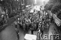 Sierpień 1980, Gdańsk, Polska.
Strajk w Stoczni Gdańskiej im. Lenina. Zgromadzeni stoczniowcy i dziennikarze.
Fot. Witold Górka, zbiory Ośrodka KARTA