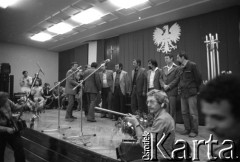 28.08.1980, Gdańsk, Polska.
Strajk w Stoczni Gdańskiej im. Lenina. Występ aktorów Teatru Wybrzeże dla stoczniowców w sali BHP.
Fot. Witold Górka, zbiory Ośrodka KARTA