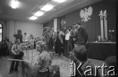 28.08.1980, Gdańsk, Polska.
Strajk w Stoczni Gdańskiej im. Lenina. Występ aktorów Teatru Wybrzeże dla strajkujących w sali BHP.
Fot. Witold Górka, zbiory Ośrodka KARTA