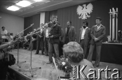 28.08.1980, Gdańsk, Polska.
Strajk w Stoczni Gdańskiej im. Lenina. Występ aktorów Teatru Wybrzeże dla stoczniowców w sali BHP.
Fot. Witold Górka, zbiory Ośrodka KARTA