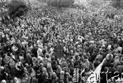 30-31.08.1980, Gdańsk, Polska.
Strajk w Stoczni Gdańskiej im. Lenina. Tłum zgromadzony przed stocznią.
Fot. Witold Górka, zbiory Ośrodka KARTA