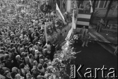 30-31.08.1980, Gdańsk, Polska.
Strajk w Stoczni Gdańskiej im. Lenina. Robotnik zamyka bramę stoczni, przed którą zgromadził się tłum gdańszczan.
Fot. Witold Górka, zbiory Ośrodka KARTA