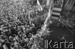 30-31.08.1980, Gdańsk, Polska.
Strajk w Stoczni Gdańskiej im. Lenina. Robotnik zamyka bramę stoczni, przed którą zgromadził się tłum gdańszczan.
Fot. Witold Górka, zbiory Ośrodka KARTA