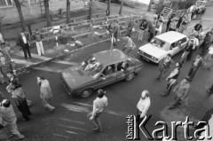 30-31.08.1980, Gdańsk, Polska.
Strajk w Stoczni Gdańskiej im. Lenina. Delegacje strajkujących zakładów wjeżdżają na teren stoczni.
Fot. Witold Górka, zbiory Ośrodka KARTA