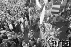 30-31.08.1980, Gdańsk, Polska.
Strajk w Stoczni Gdańskiej im. Lenina. Robotnicy zamykają bramę stoczni, przed którą zgromadził się tłum gdańszczan.
Fot. Witold Górka, zbiory Ośrodka KARTA