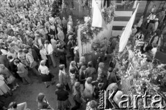 30-31.08.1980, Gdańsk, Polska.
Strajk w Stoczni Gdańskiej im. Lenina. Robotnicy zamykają bramę stoczni, przed którą zgromadził się tłum gdańszczan.
Fot. Witold Górka, zbiory Ośrodka KARTA